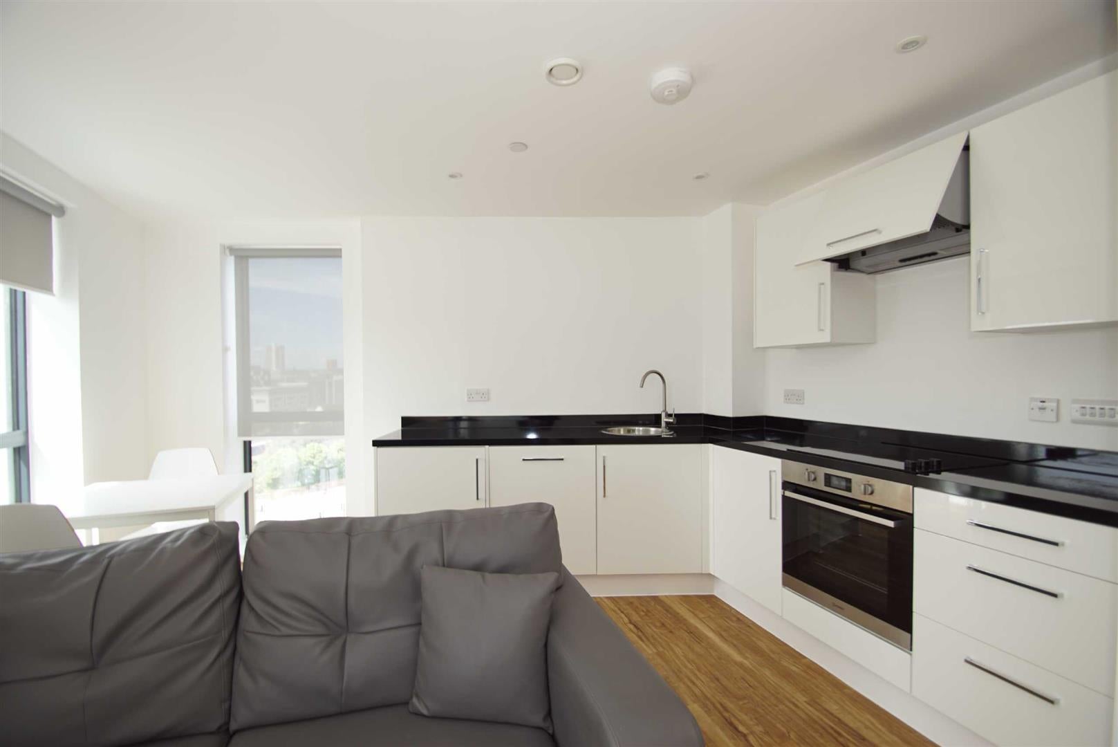Flat Bouverie Court in Leeds