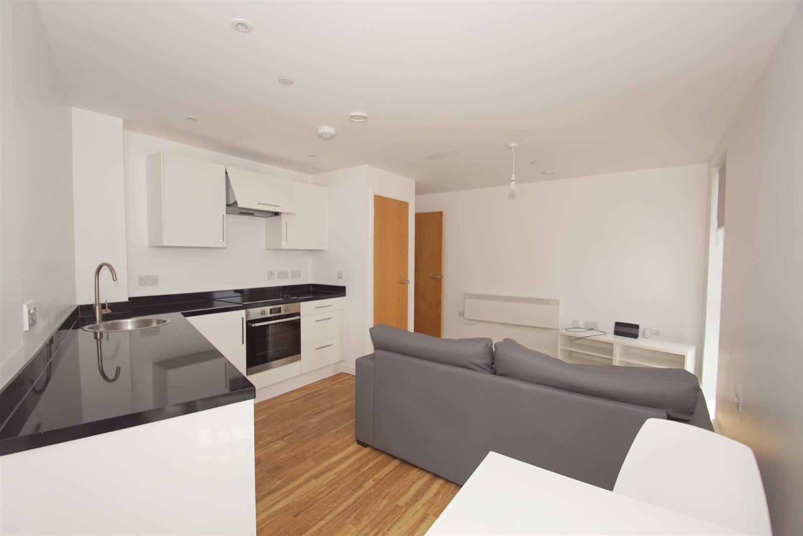 Flat Bouverie Court in Leeds