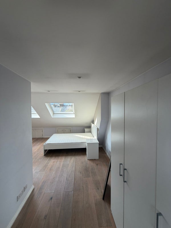 Room Aliwal Road in Greater London