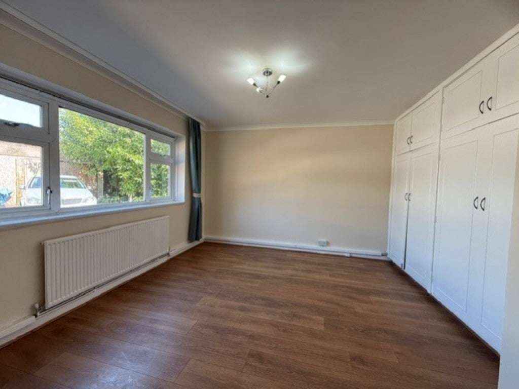 Flat Claire Gardens in Greater London