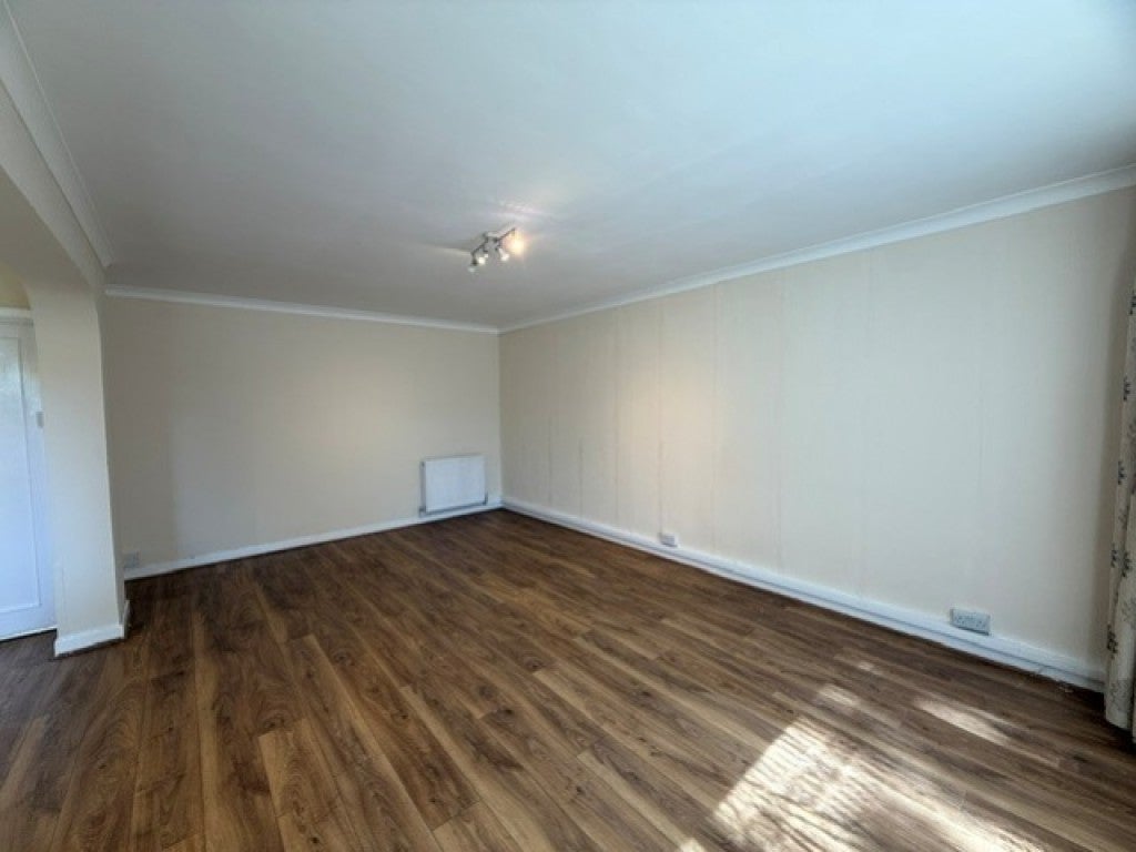 Flat Claire Gardens in Greater London