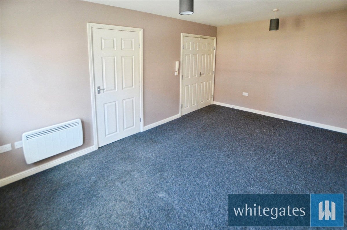 Flat Whitehall Drive in Leeds