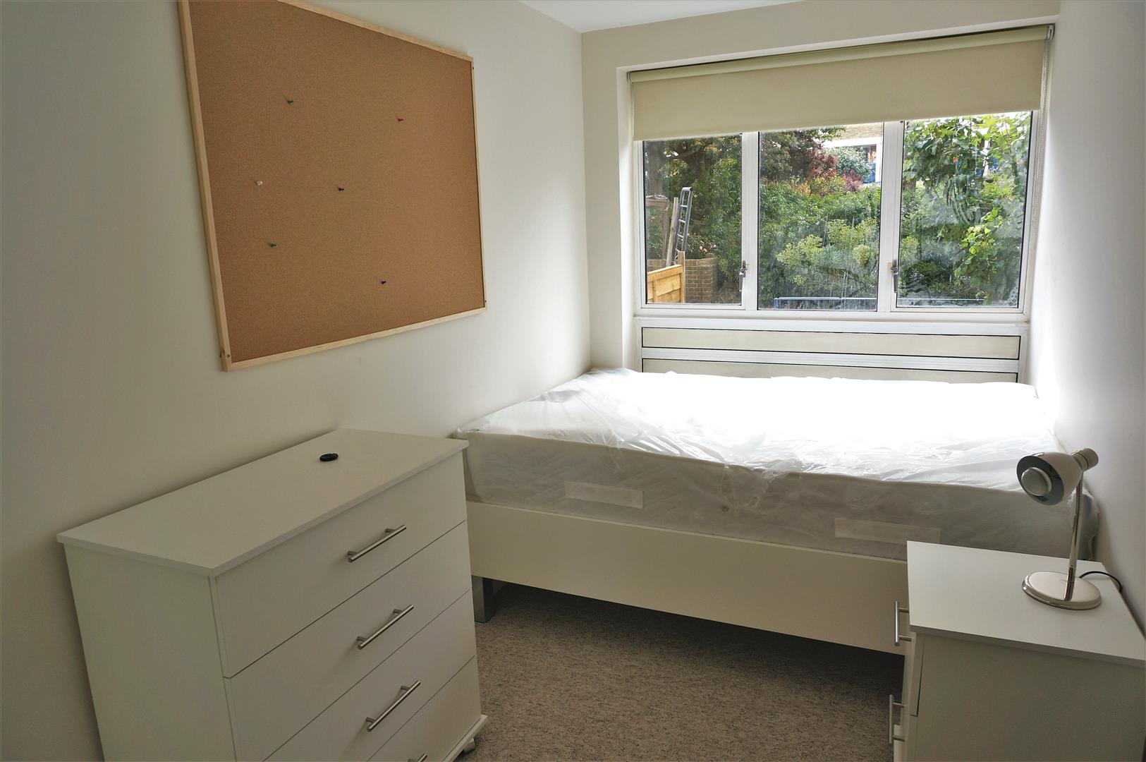 Flat Jubilee Street in Greater London