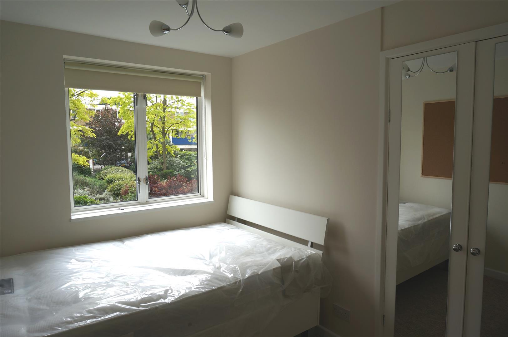 Flat Jubilee Street in Greater London