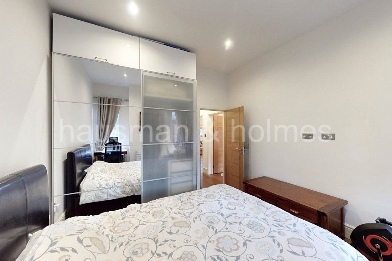 Flat Woodstock Road in Greater London