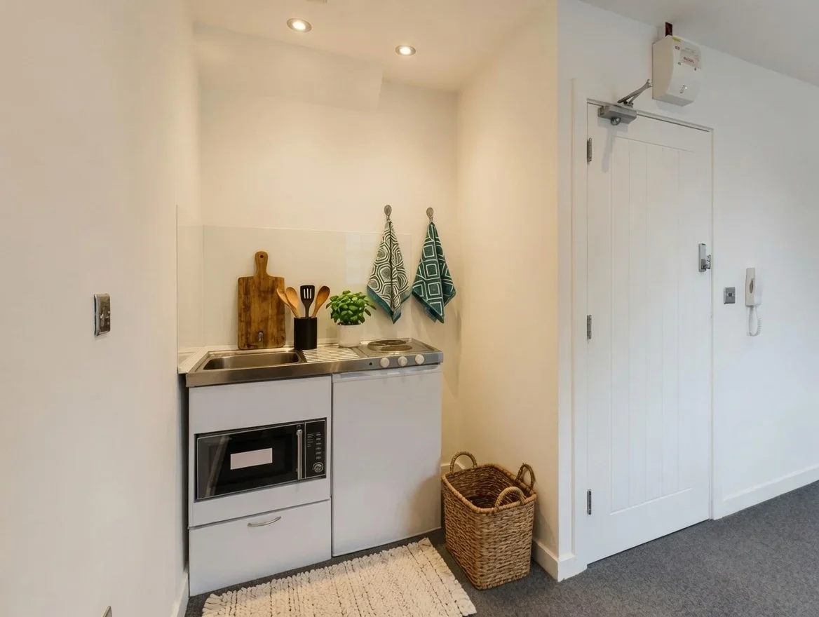 Flat Bamford Avenue in Greater London