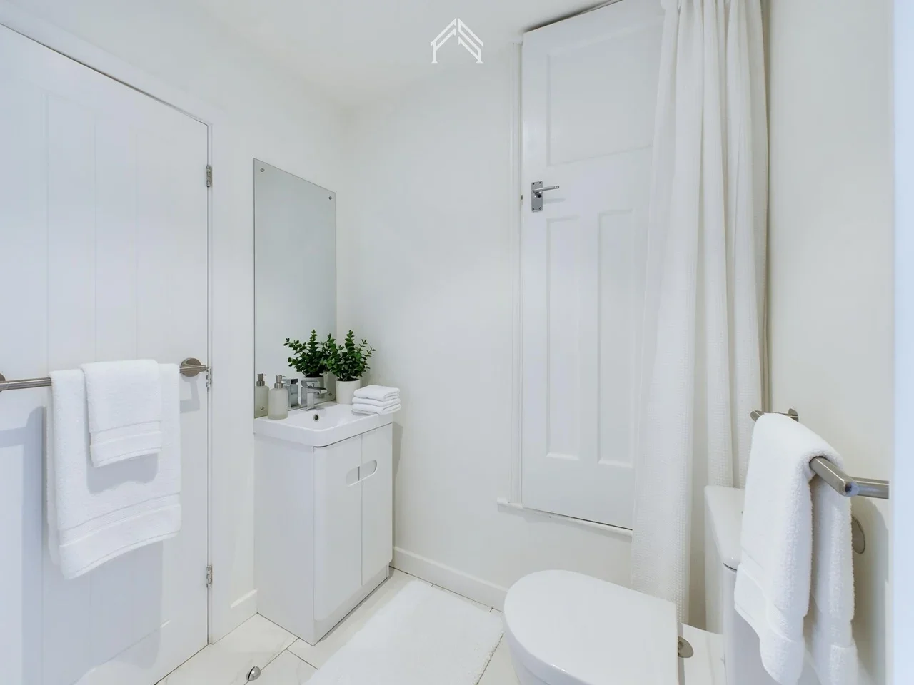 Flat Bamford Avenue in Greater London