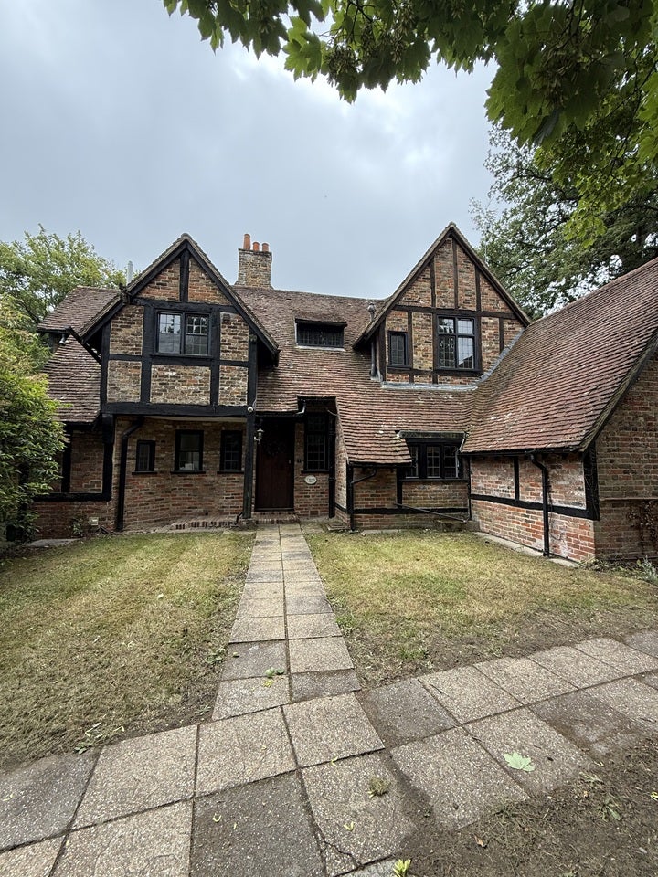House Esher Place Avenue in Elmbridge