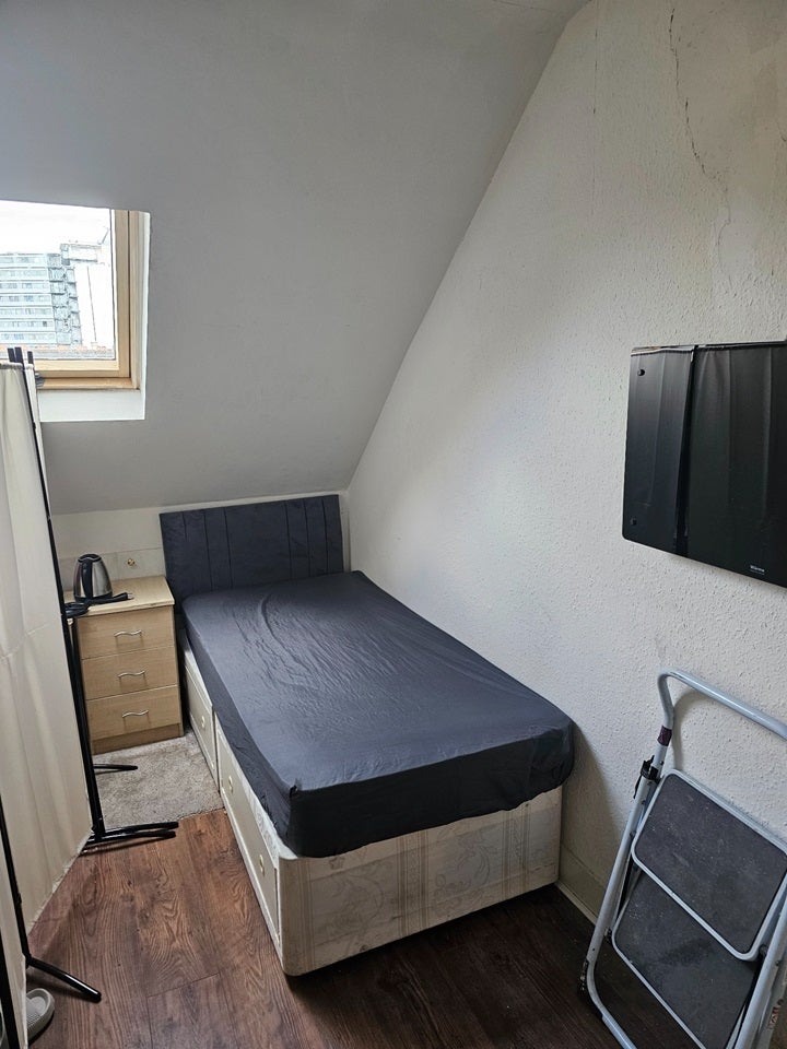 Room Montague Road in Greater London