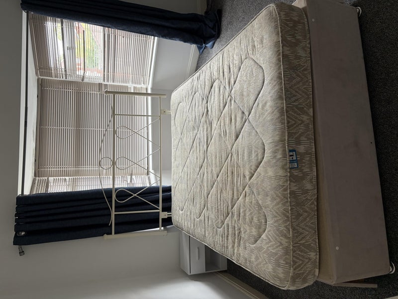 Room Hope Avenue in Farnworth