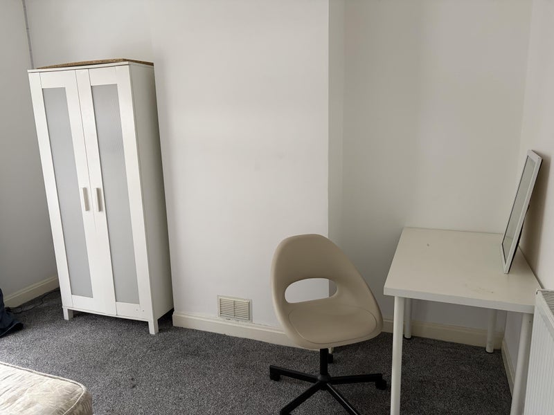Room Hope Avenue in Farnworth
