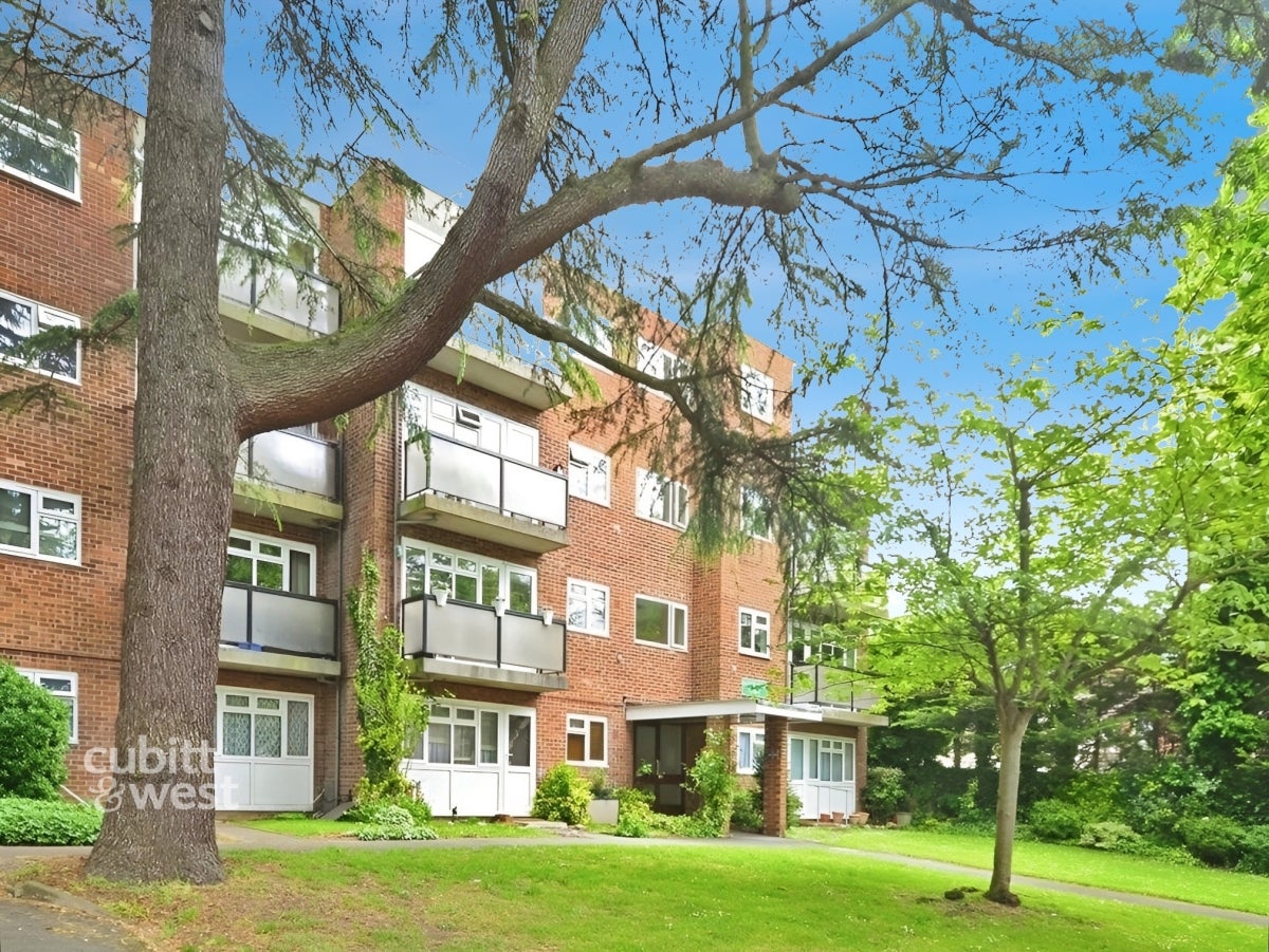 Flat Glanville Way in Epsom and Ewell
