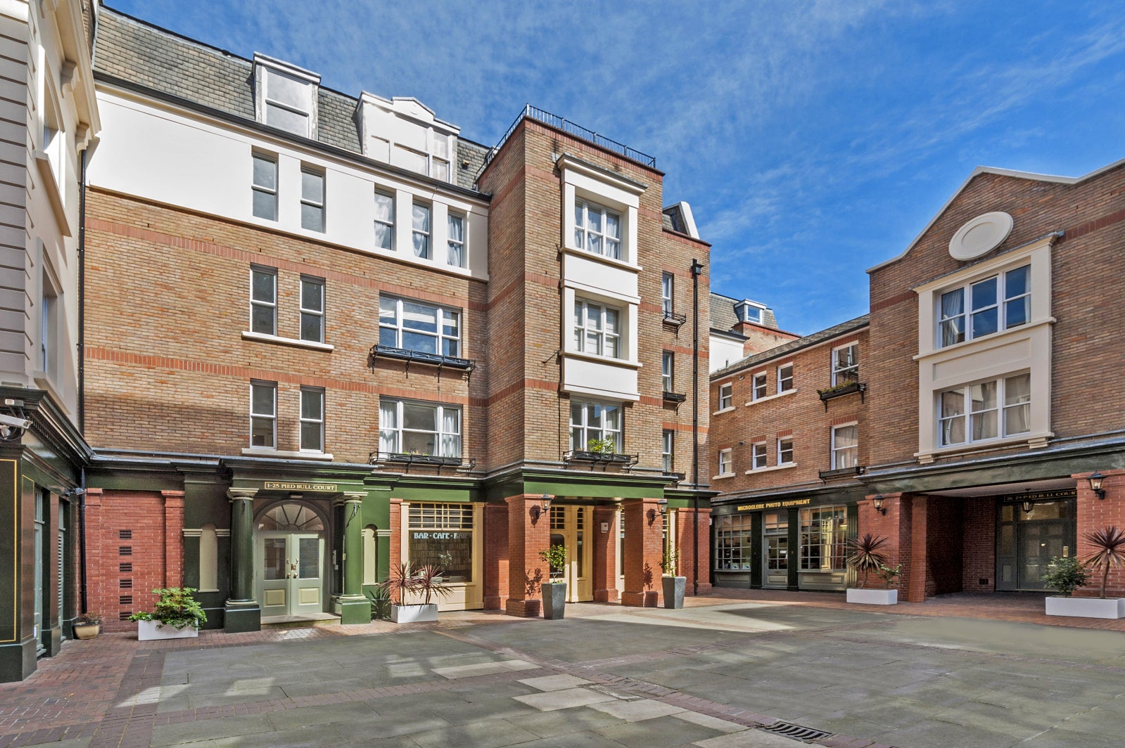 Flat Pied Bull Yard in Greater London