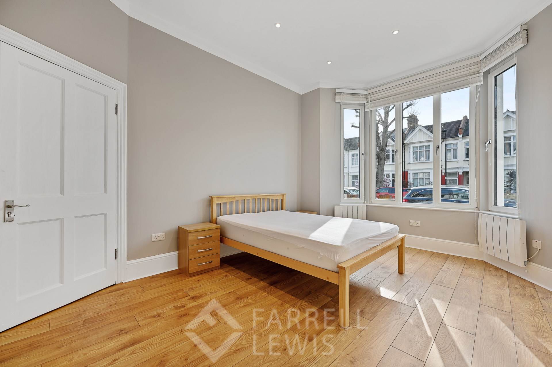 Flat Sedgeford Road in Greater London
