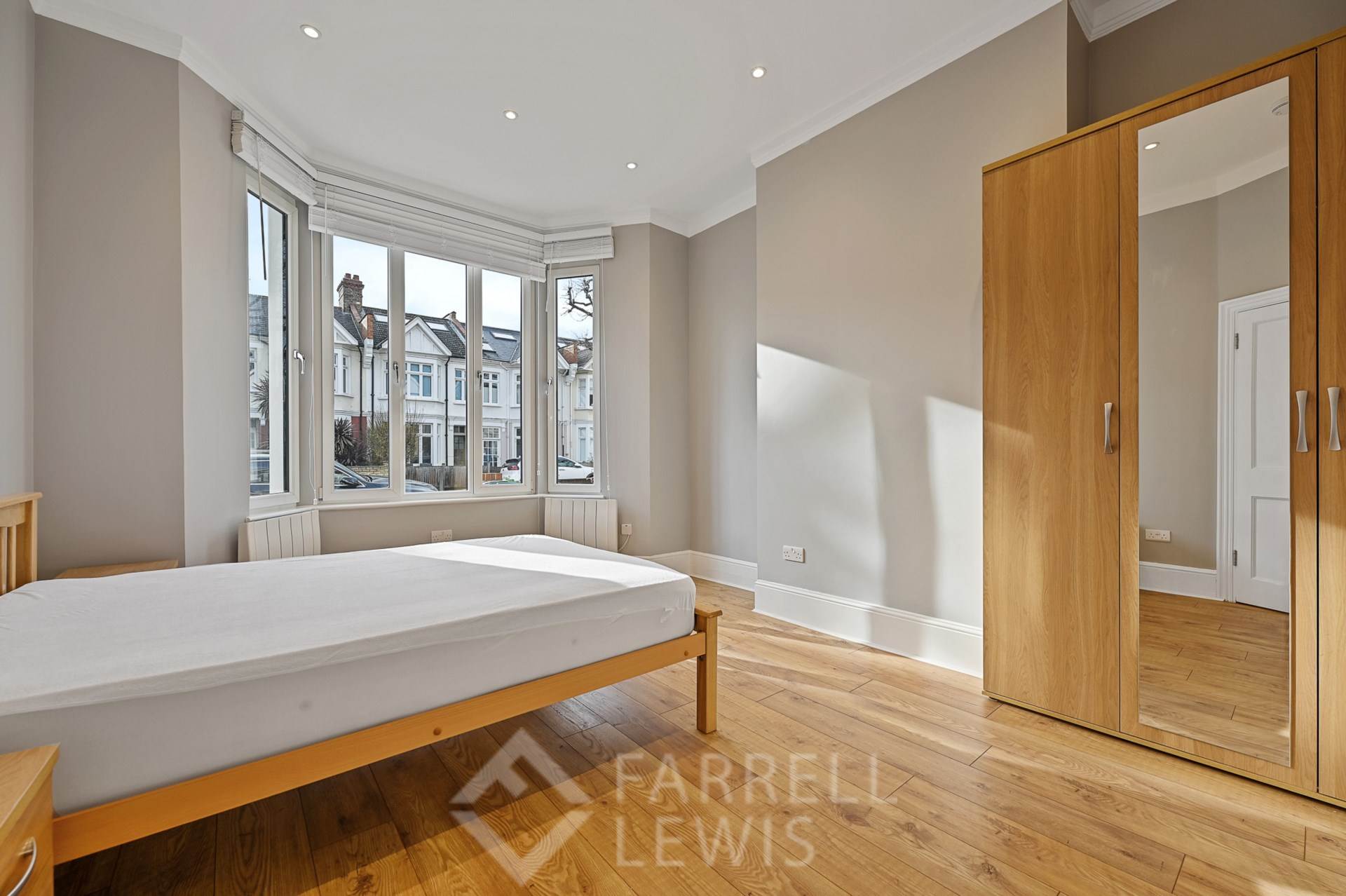 Flat Sedgeford Road in Greater London