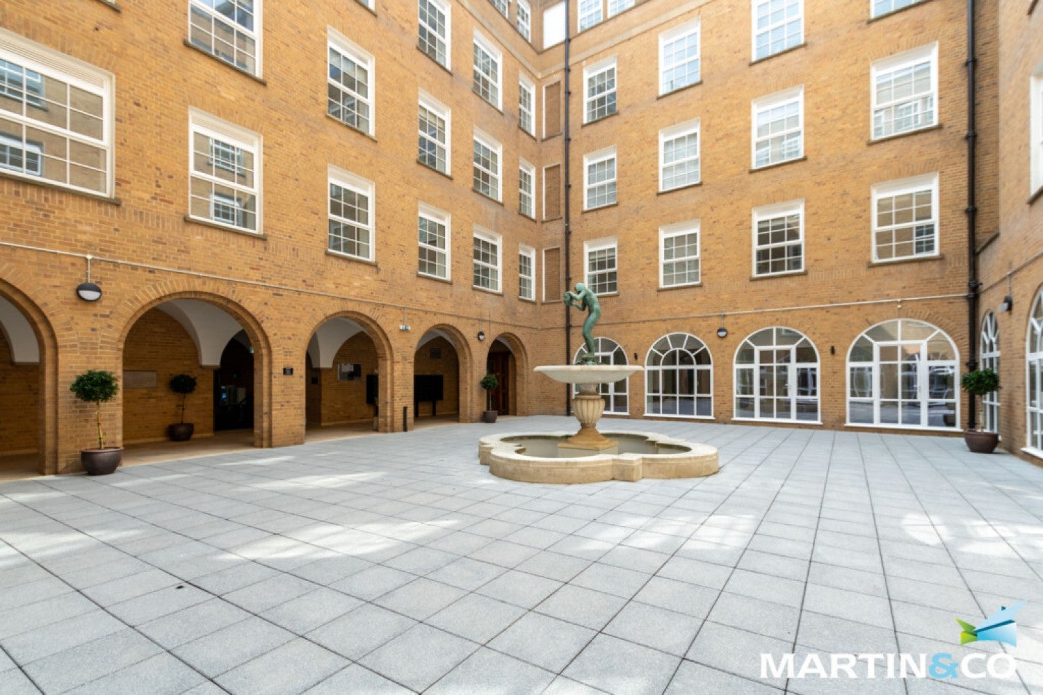 Flat Rowchester Court in Birmingham