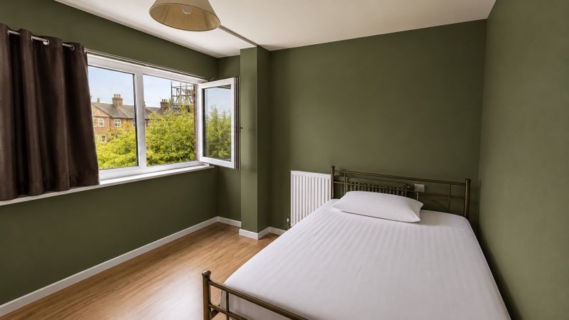 Room Pauntley Street in Greater London