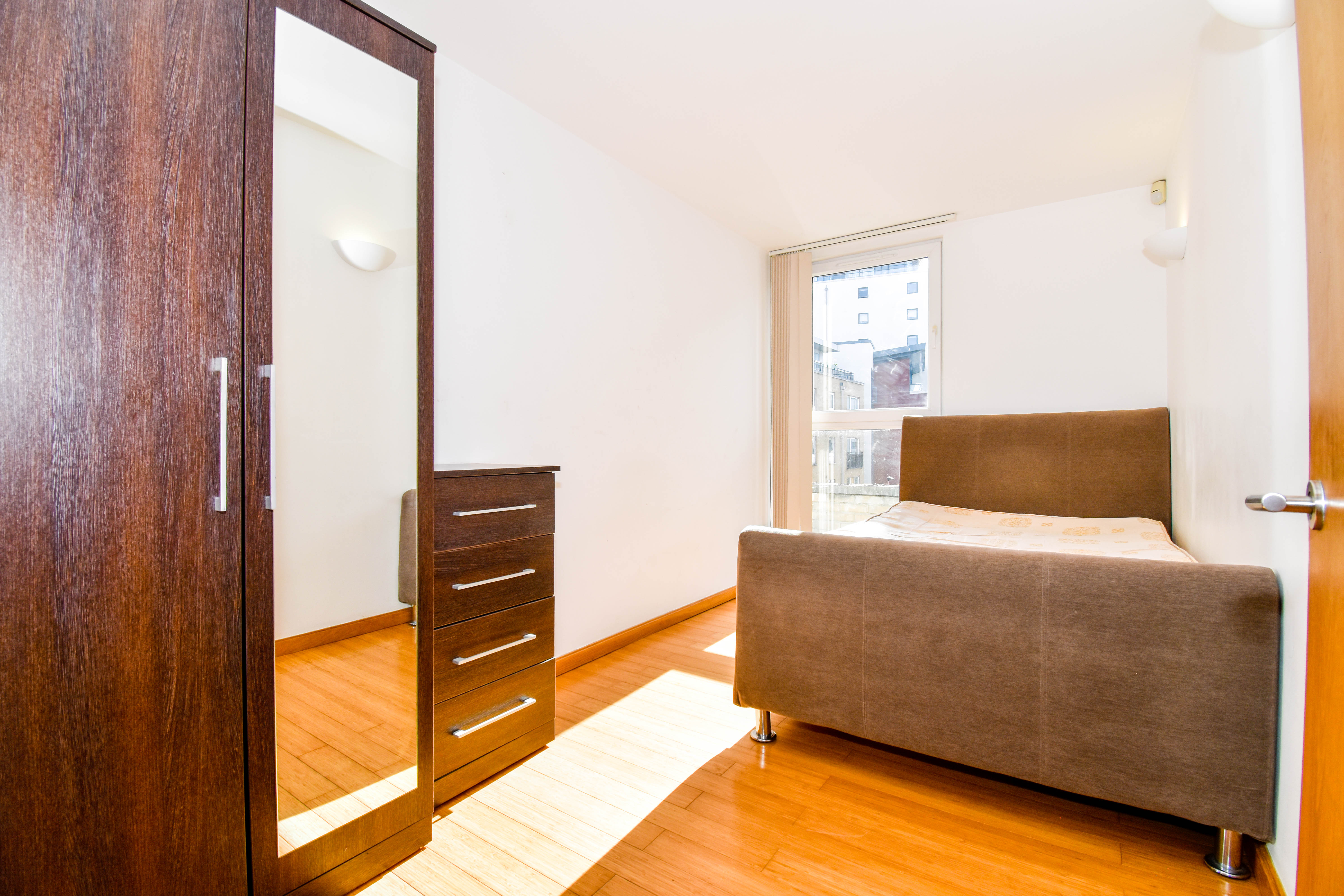 Flat Westferry Road in Greater London