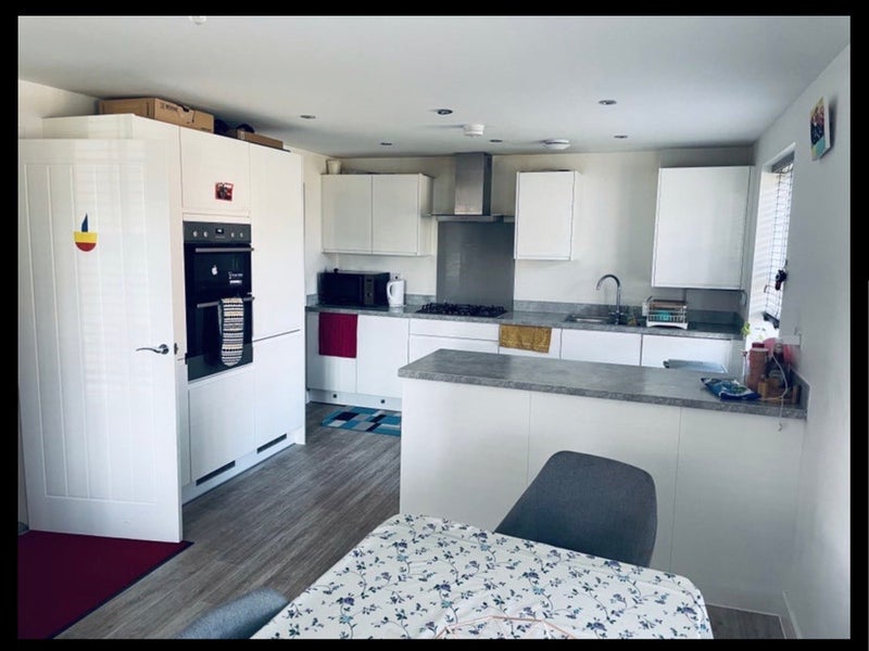Room Sunflower Way in Crawley