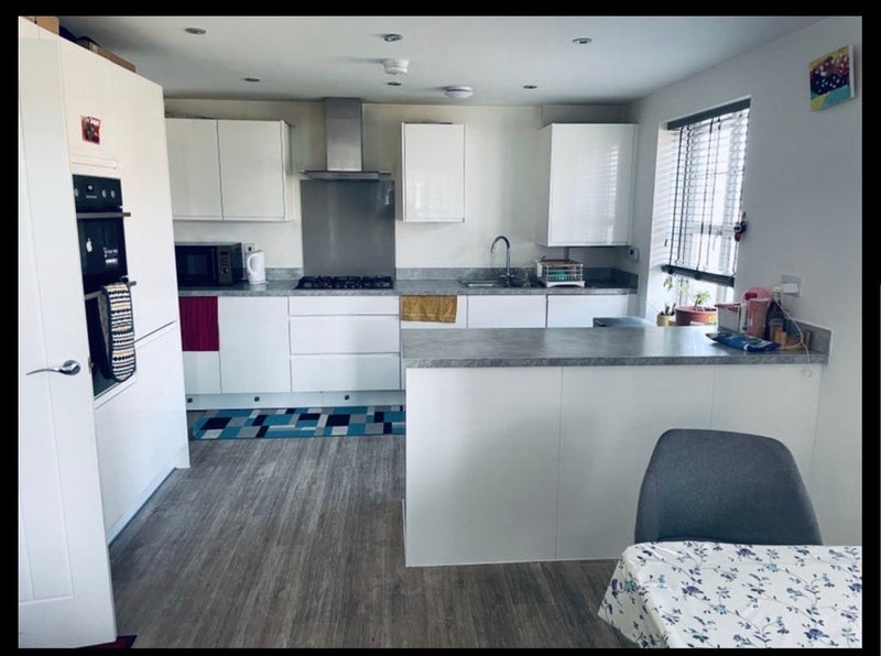 Room Sunflower Way in Crawley