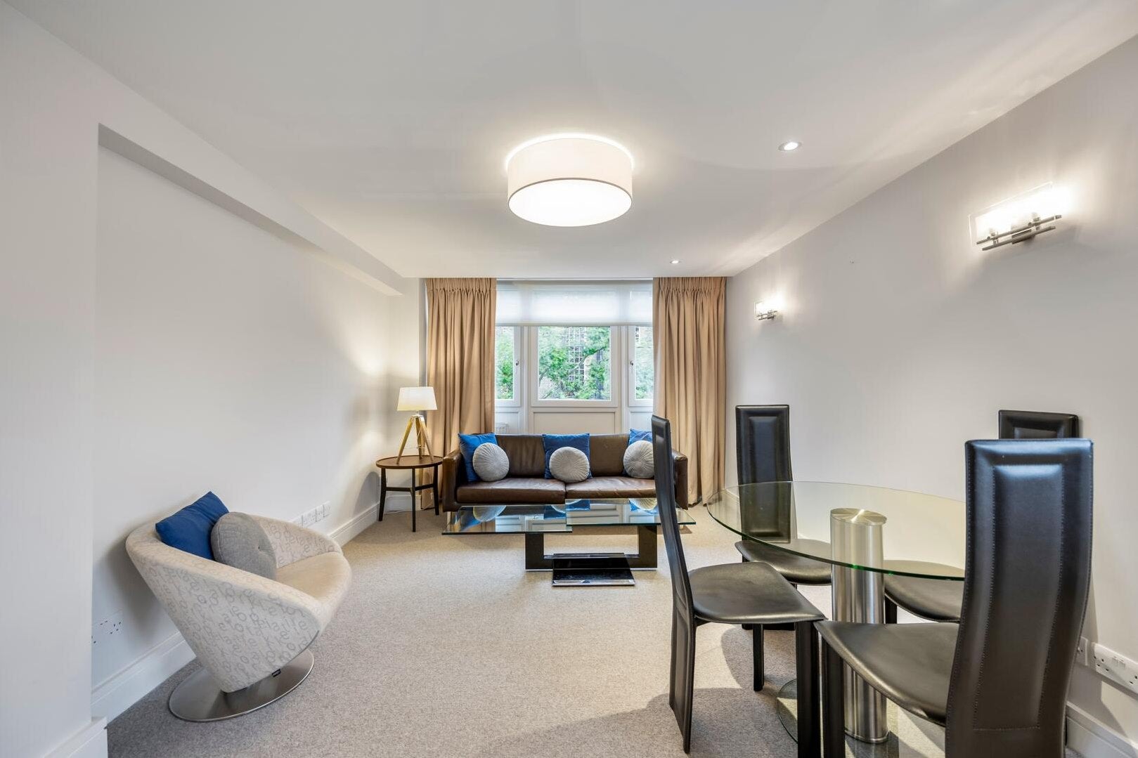 Flat Ladbroke Road in Greater London