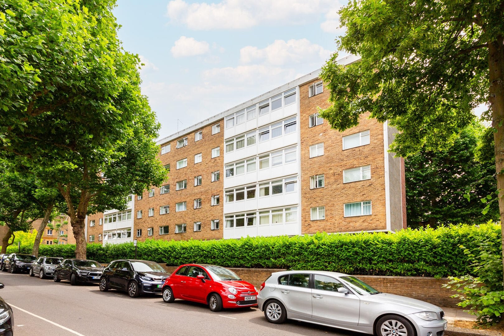 Flat Ladbroke Road in Greater London