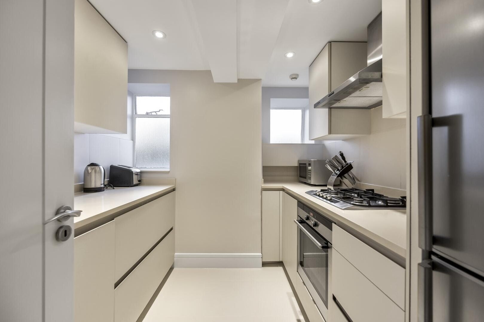 Flat Ladbroke Road in Greater London