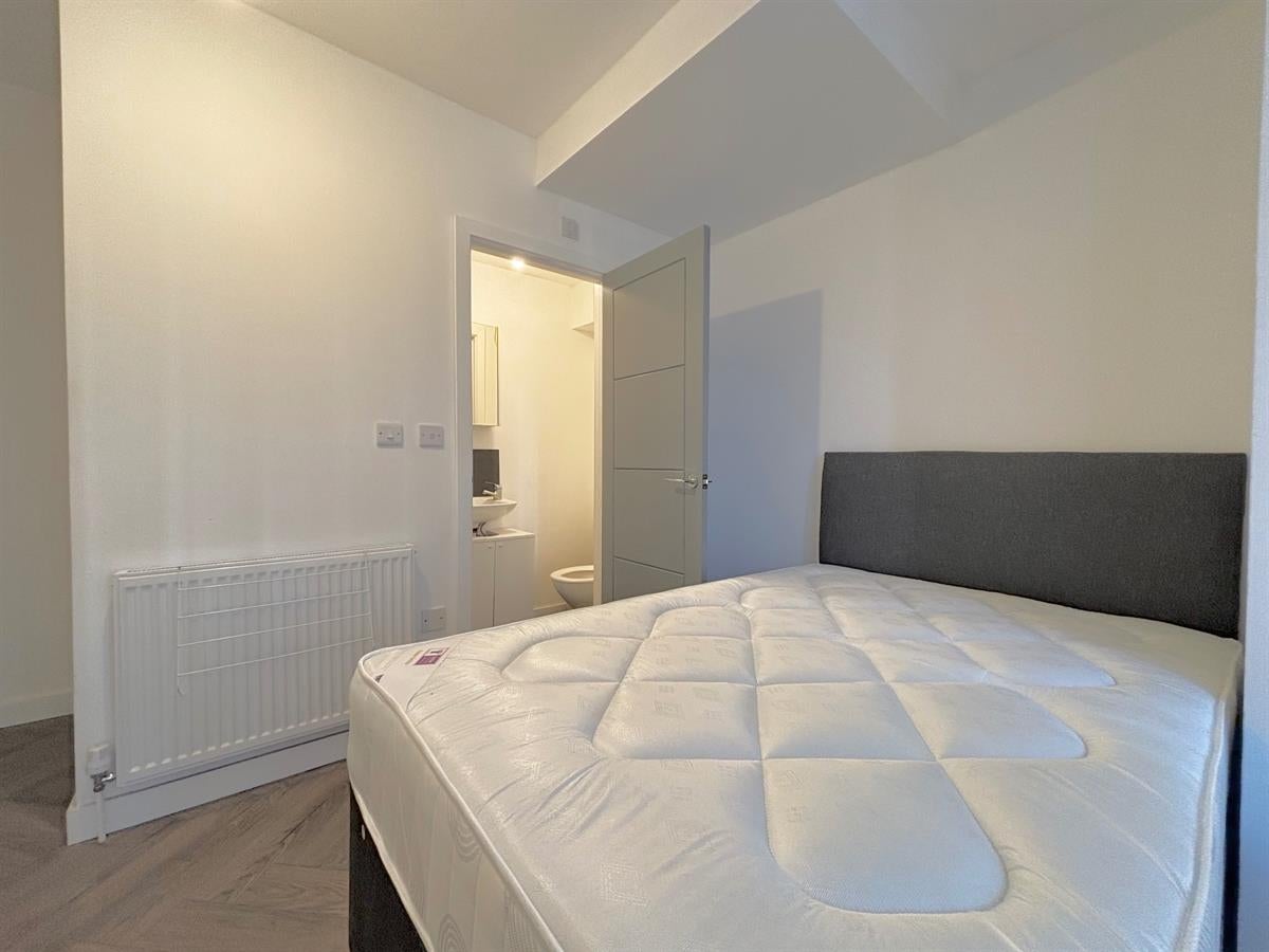 Room Ombersley Road in Bedford