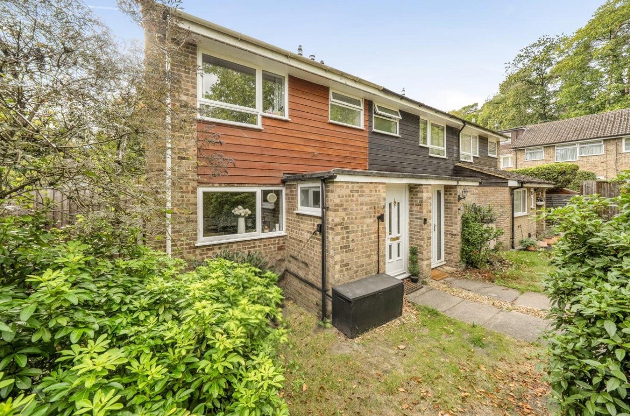 House Redmayne Close in Surrey Heath