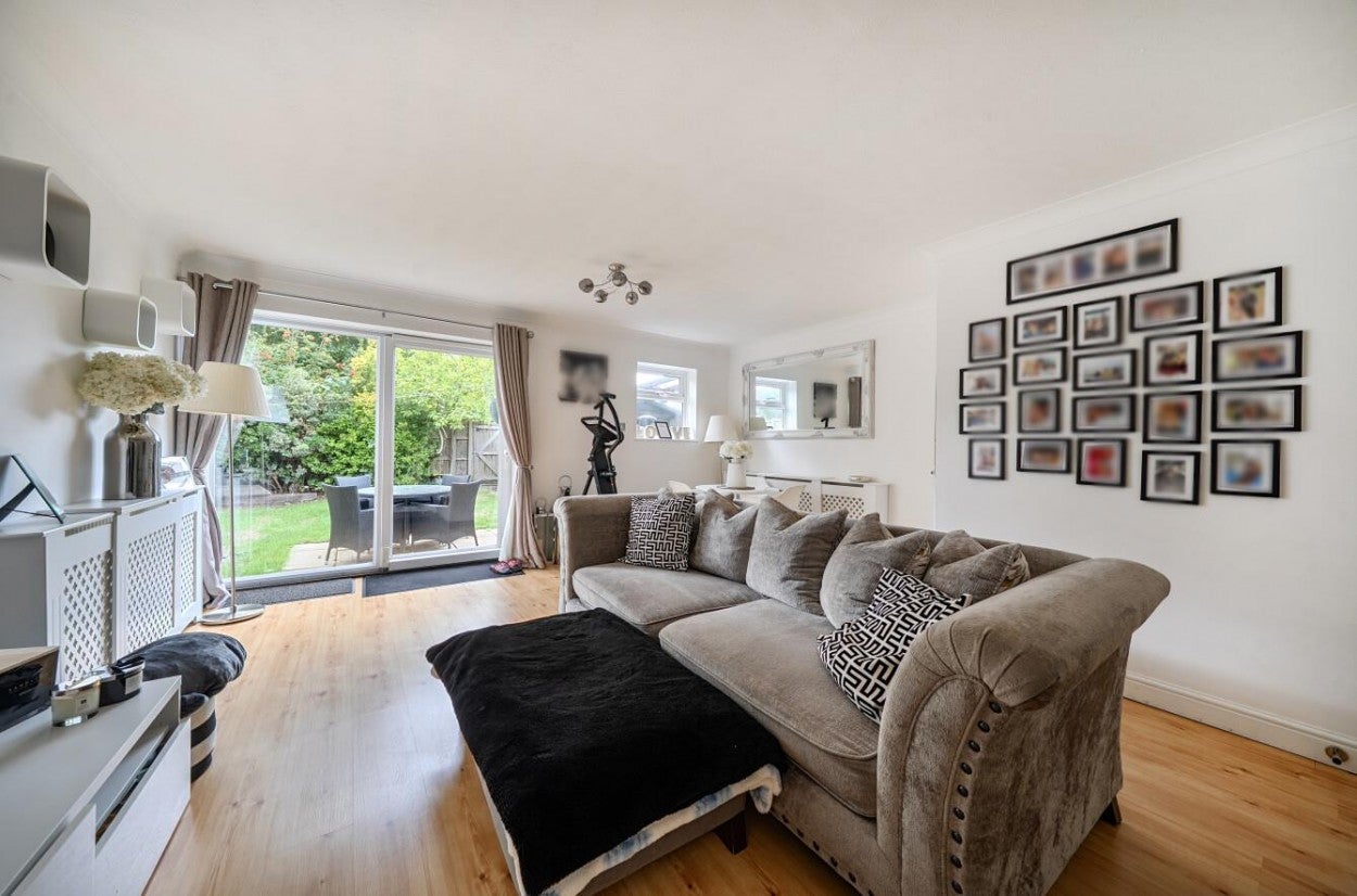House Redmayne Close in Surrey Heath