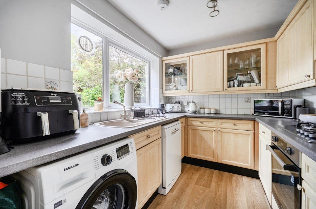 House Redmayne Close in Surrey Heath