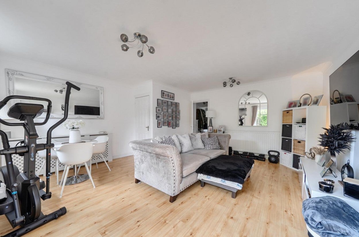 House Redmayne Close in Surrey Heath