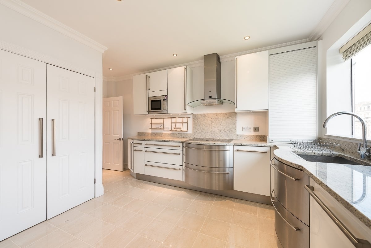 Flat Avenue Close in Greater London
