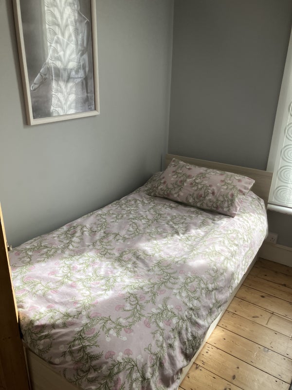 Room Cheltenham Road in Greater London