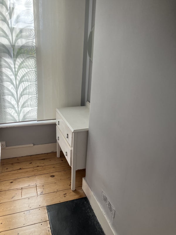 Room Cheltenham Road in Greater London