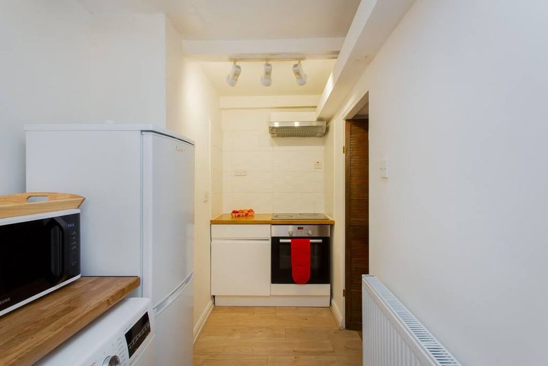 Flat Avenue Crescent in Greater London