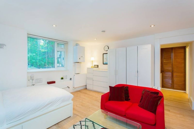 Flat Avenue Crescent in Greater London