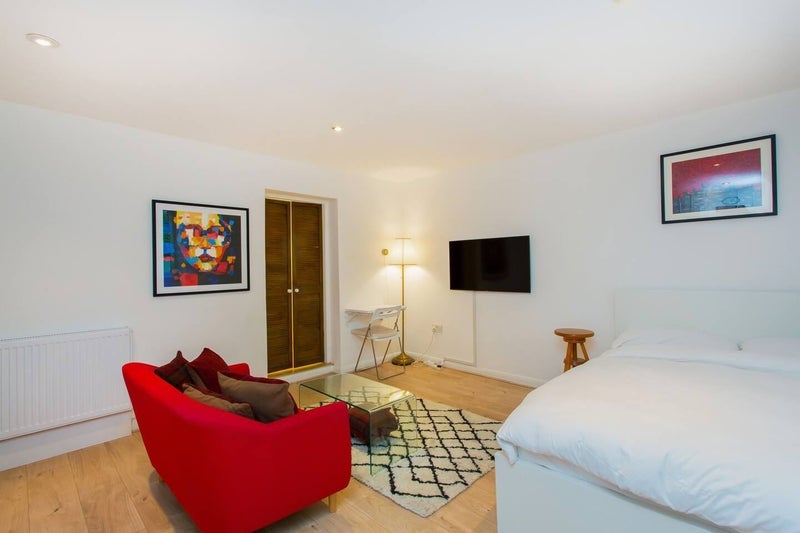 Flat Avenue Crescent in Greater London