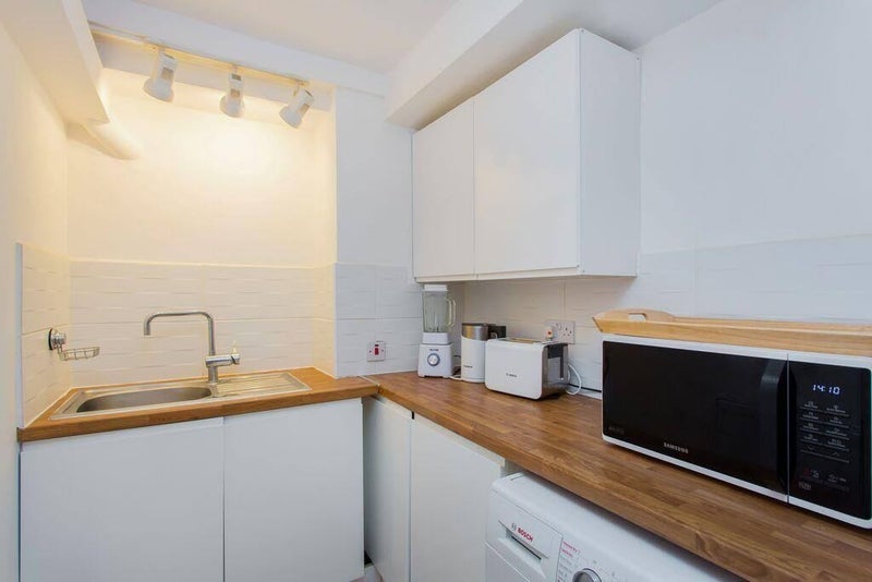 Flat Avenue Crescent in Greater London