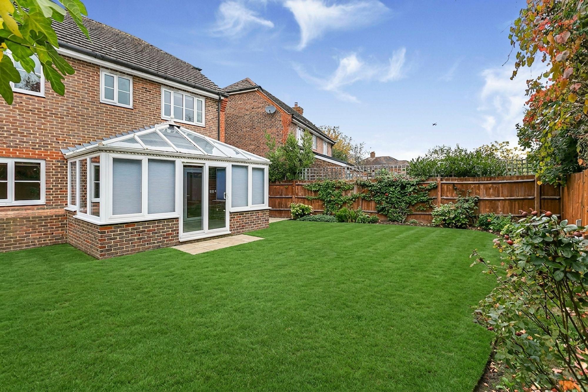 House Knights Close in Elmbridge