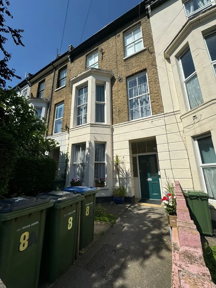 Flat Vicarage Park in Greater London