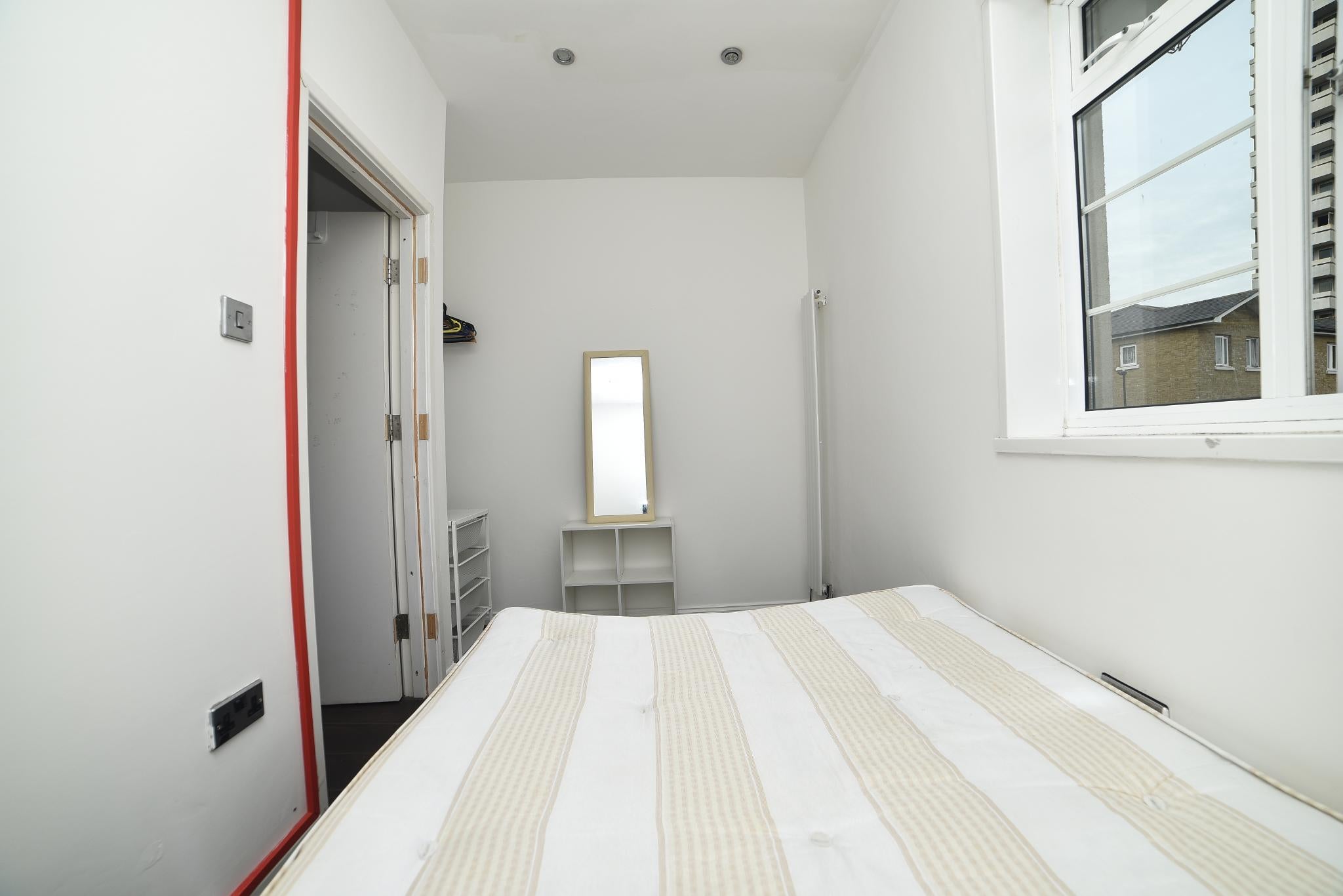Room Galsworthy Avenue in Greater London
