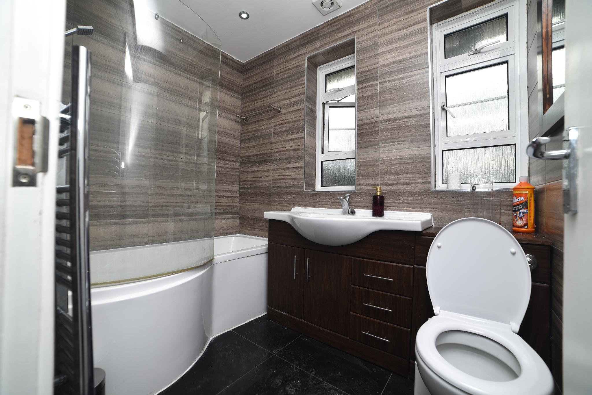 Room Galsworthy Avenue in Greater London