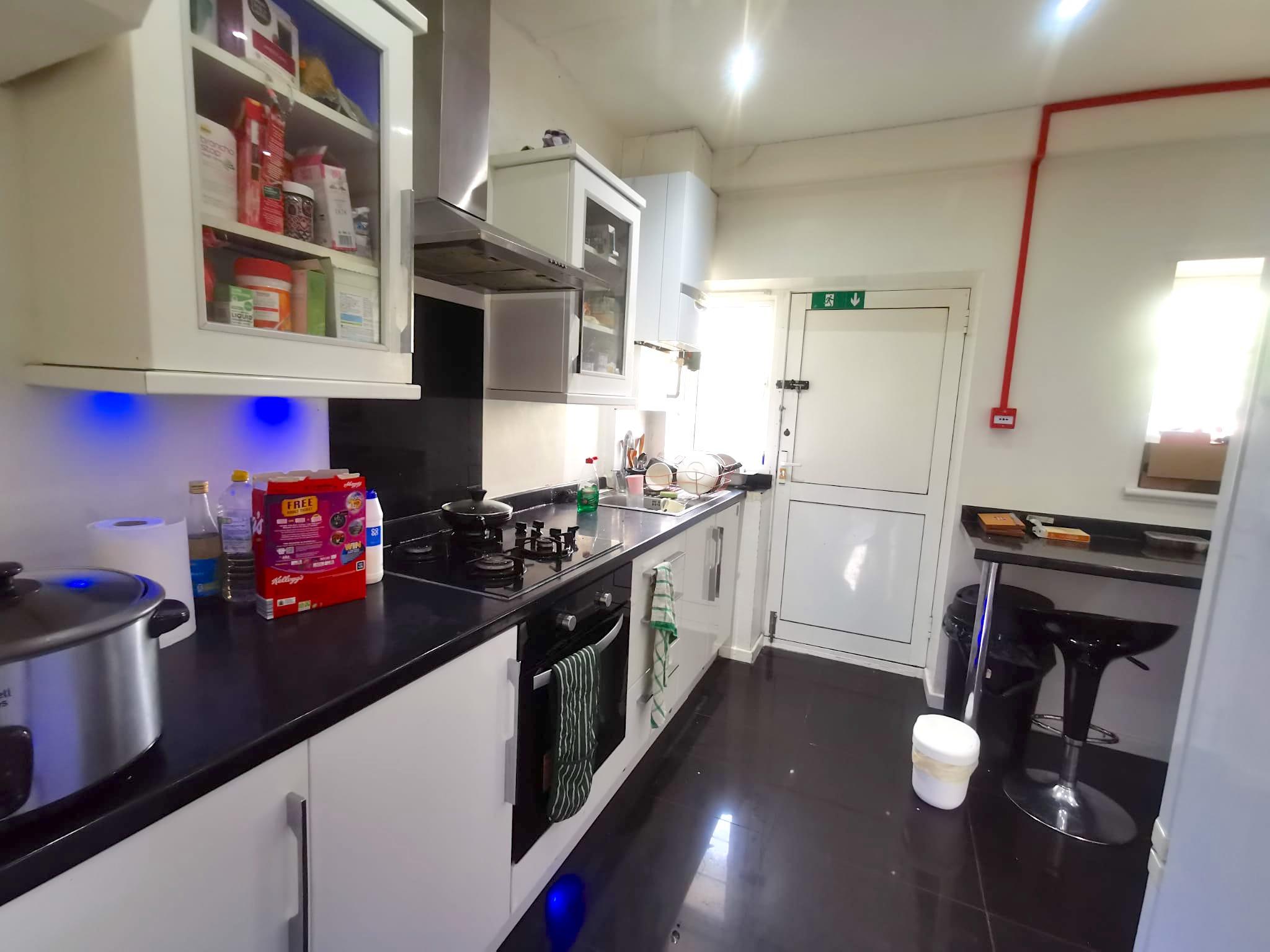 Room Galsworthy Avenue in Greater London