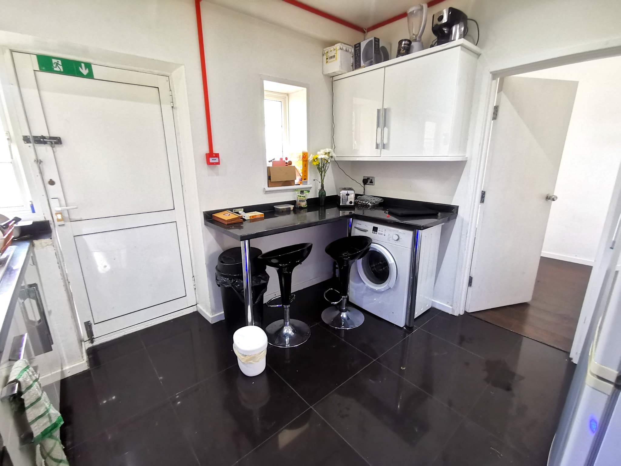 Room Galsworthy Avenue in Greater London
