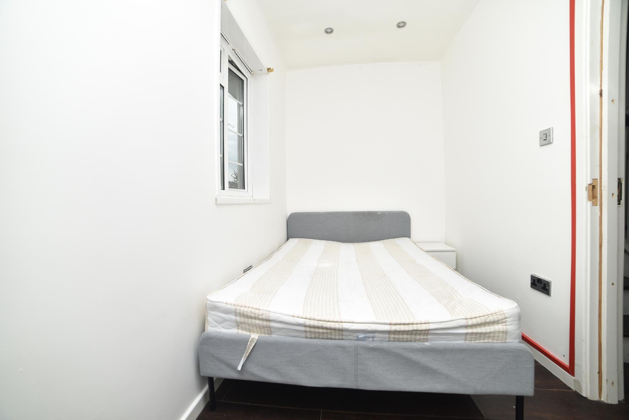 Room Galsworthy Avenue in Greater London
