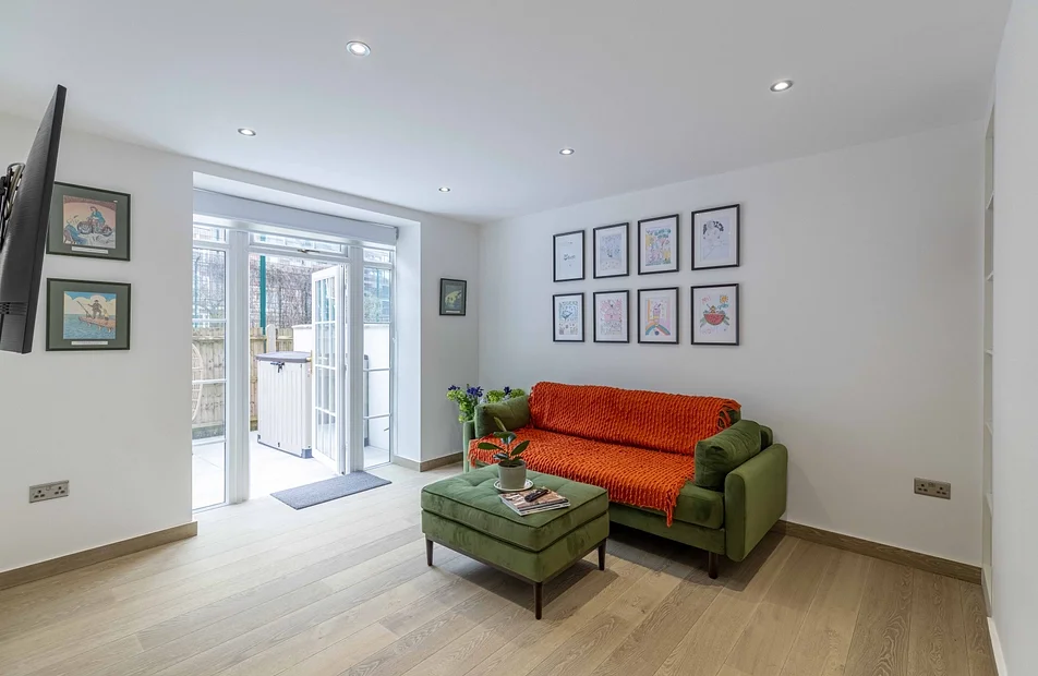 Flat Ebury Bridge Road in London
