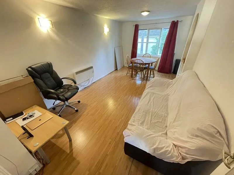 Flat Heddington Grove in Greater London