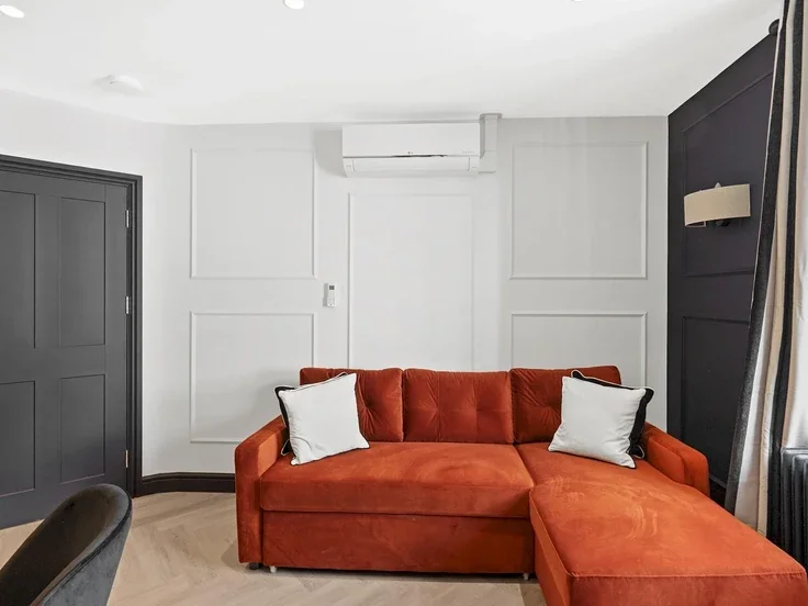 Flat Coach and Horses Yard in City of Westminster