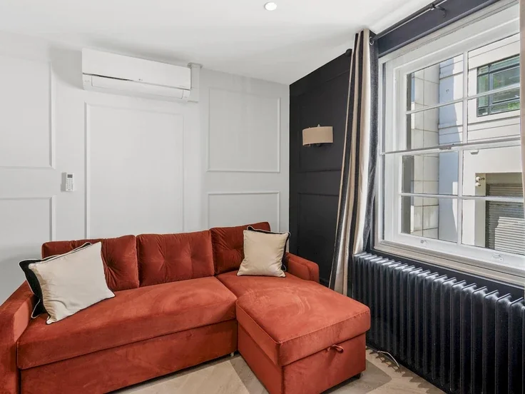 Flat Coach and Horses Yard in City of Westminster